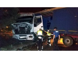 Samsun’da tır bariyerlere çarptı: 1 yaralı
