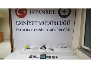 Fatih’te polisten yabancı uyruklu uyuşturucu satıcılarına operasyon