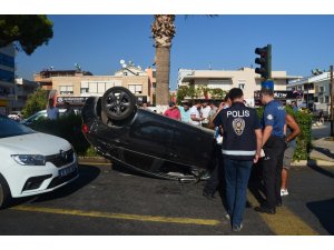 Kırmızıda duramayan araç takla attı