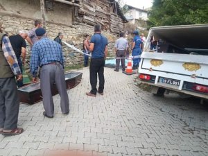 Evinin terasından düşen yaşlı adam hayatını kaybetti