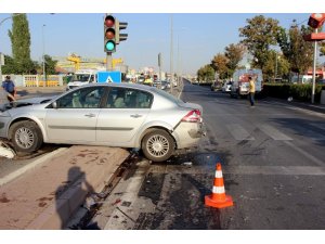 4 otomobilin karıştığı zincirleme kazada 2 kişi yaralandı