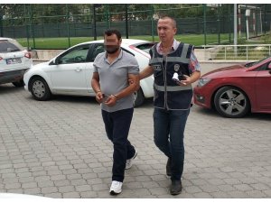 Kavgayı ayırmak isteyen genci, bıçakla ağır yaraladı
