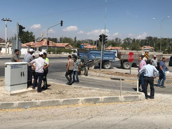 Konya'da Otomobil ile traktör çarpıştı: 1'i ağır 4 yaralı