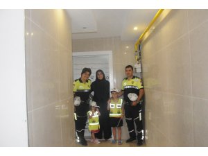 Polisten miniklere kırmızı düdük ve polis kıyafeti