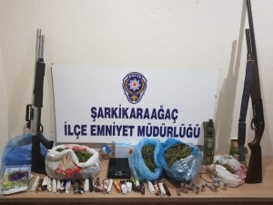 Üzerinde uyuşturucu madde ele geçirilen şahsın evinden 1.5 kilogram esrar çıktı