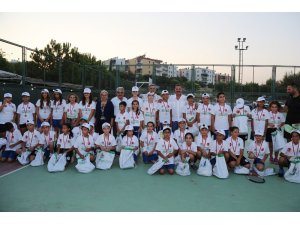 Toroslar’da tenis turnuvasının ödülleri sahiplerini buldu