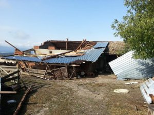 Kastamonu’da şiddetli fırtına, ağaçları devirdi, çatıları uçurdu