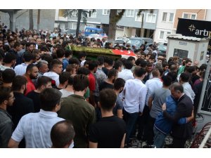 Denize atlarken başını taşa vurup ölen gence acı veda
