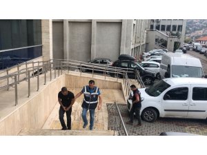 Kendini polis ve savcı diye tanıtan dolandırıcı suçüstü yakalandı
