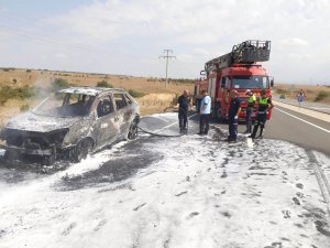 Seyir halindeyken yanan otomobil küle döndü