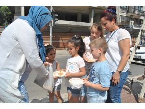 Şemsiyeyle korunan kumruya çocuk ilgisi