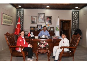 Başkan Asya, milli sporcuyu ödüllendirdi