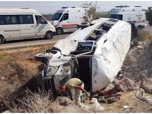 Şanlıurfa’da minibüs devrildi: 8 yaralı