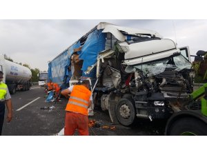 TEM’de 2 tır çarpıştı, kilometrelerce kuyruk oluştu