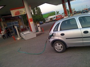 Sürücü, benzin pompasını yerinden söktü