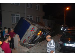 Freni patlayan kamyon evin bahçesine uçtu