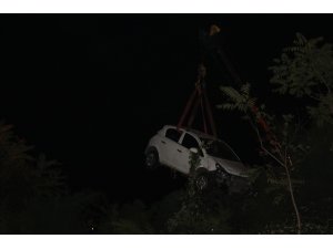 Kağıthane’de otomobil istinat duvarında asılı kaldı