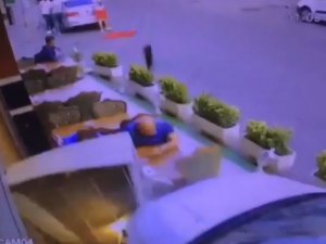 Otomobil restorana daldı, üç kişi ölümden böyle kıl payı kurtuldu