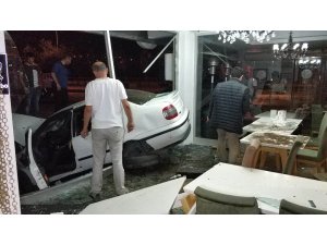 Samsun’da yoldan çıkan otomobil lokantaya girdi: 2 yaralı