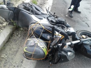 Kaskı kafasına değil motora takan sürücü kazada ağır yaralandı