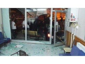 Kontrolden çıkan otomobil, otobüs yazıhanesine çarptı: 5 yaralı