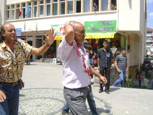 İnsanlık görevi yaptı üstüne dayak yedi