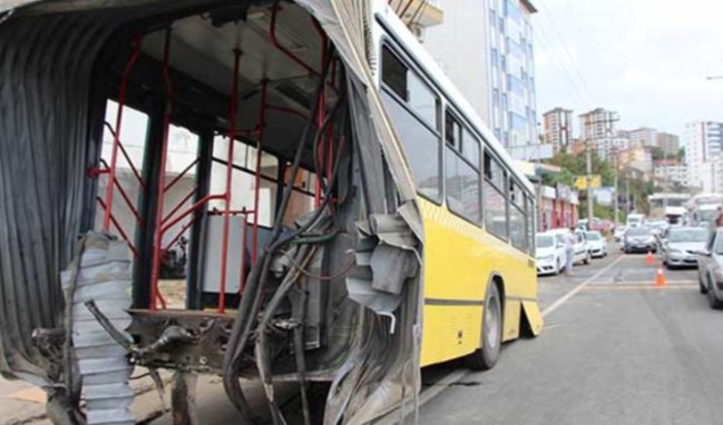 Körüklü otobüs seyir halindeyken parçalandı!