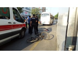 Midibüsün kadın bisiklet sürücüsüne çarpma anı kamerada