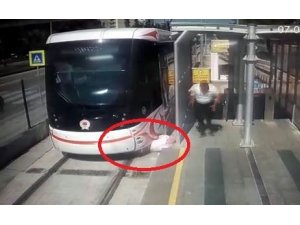 Tramvayın yayaya çarpma anı kamerada