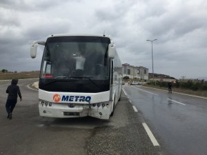 Otobüsle otomobil kafa kafaya çarpıştı; 2 yaralı