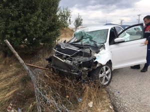 Seyir halindeki araç park halinde bulunan kamyonete çaptı; 6 yaralı