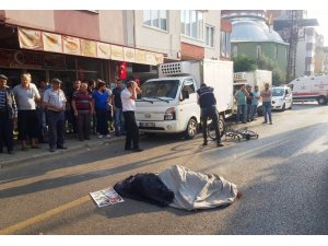 Açılan kapıya çarpıp midibüsün altında kalan kadının son görüntüleri ortaya çıktı