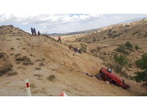 Otomobil yamaçtan yuvarlandı: 2 ölü