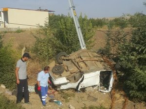 Şarampole uçan otomobil direğe çarptı: 1 ölü, 2 yaralı