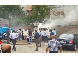 Park halindeki kamyonette yangın çıktı