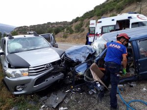 Kamyonetle otomobil kafa kafaya çarpıştı: 2 yaralı