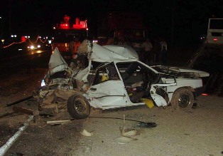 Kamyonet kaza yapan araçlara çarptı