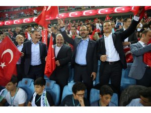 Ak Partili bakanlar, taraftarlarla birlikte maçı izlediler