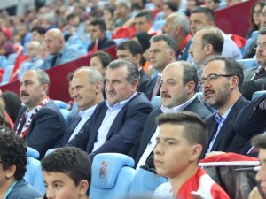 Bakanlar milli maçı tribünde taraftarların arasında izledi