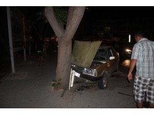 Kontrolden çıkan otomobil önce ağaca sonra yayaya çarptı: 3 yaralı