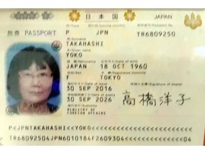 Kırmızı ışıkta geçen Japon turist, tramvayın altında kaldı