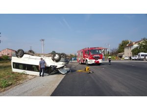 Düzce’de kaza yapan minibüs ters döndü: 2 yaralı
