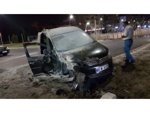 Hafif ticari araç ile otomobil çarpıştı: 2 yaralı