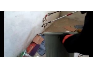 Okula giren yılanı itfaiye yakaladı