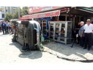 Otomobil marketin içecek dolabına daldı: 3 yaralı