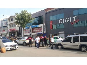 Gelin arabasıyla geldi, kaleşnikofla kuyumcuyu vurup soymaya kalktı