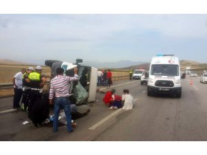 Tekeri patlayan minibüs yan yattı: 7 yaralı