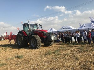 Tarla gününde traktörler görücüye çıktı