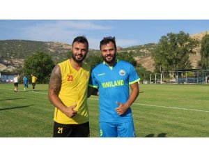 İkiz golcüler dostluk maçında rakip oldu