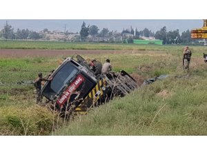 Tank taşıyan askeri araç devrildi